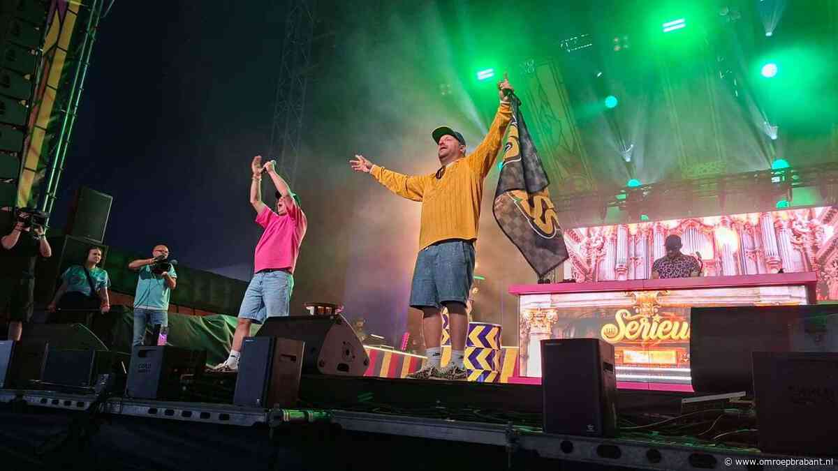 Effe Serieus speelt tóch Baila de Gasolina op de Zwarte Cross