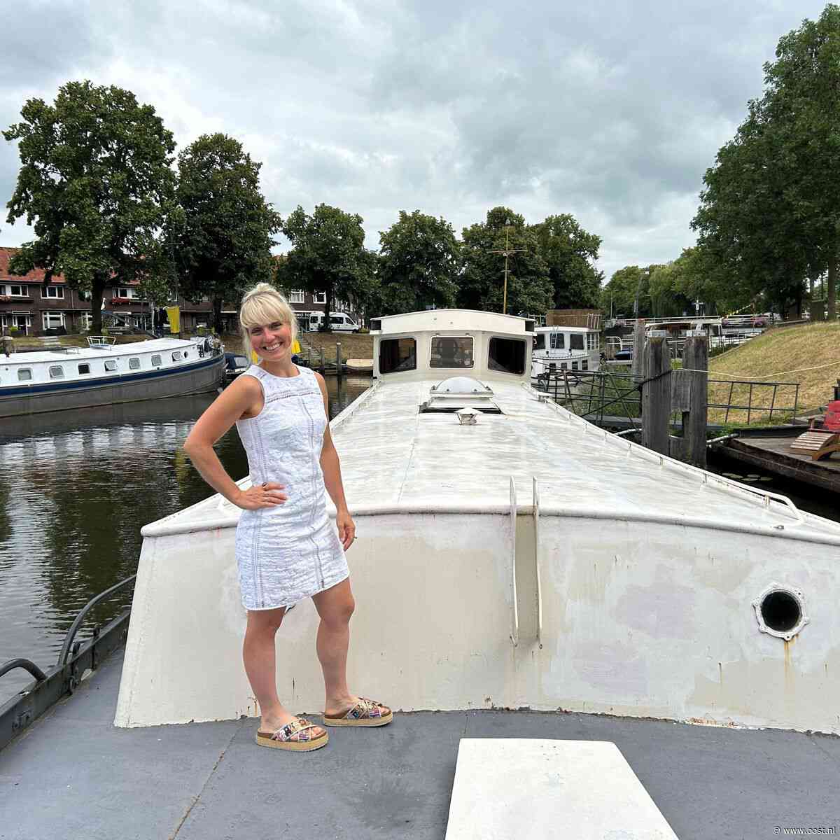 Astrid (34) woont op een oud vrachtschip in de binnenstad van Zwolle