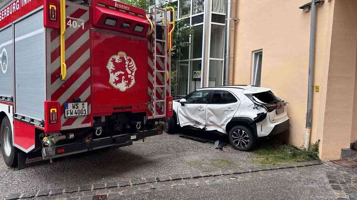 Betrunkener Autofahrer rast gegen geparkten Wagen in Wasserburg – drei Mitfahrer flüchten