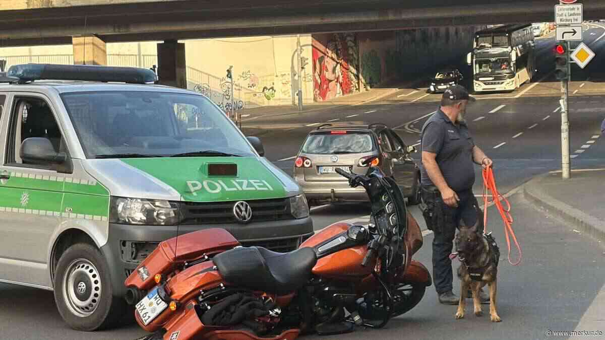Bewaffneter Biker kollidiert mit Streifenwagen und flieht zu Fuß weiter