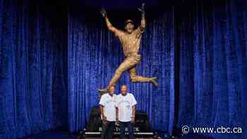 Blue Jays unveil Joe Carter statue outside Rogers Centre honouring World Series championships