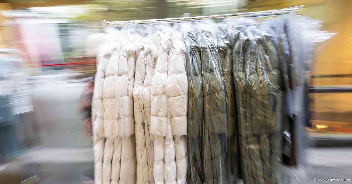Große Firmen dürfen unverkaufte Mode nicht mehr wegwerfen