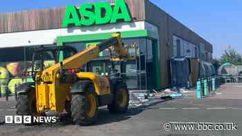 Telehandler used to steal supermarket cash machine