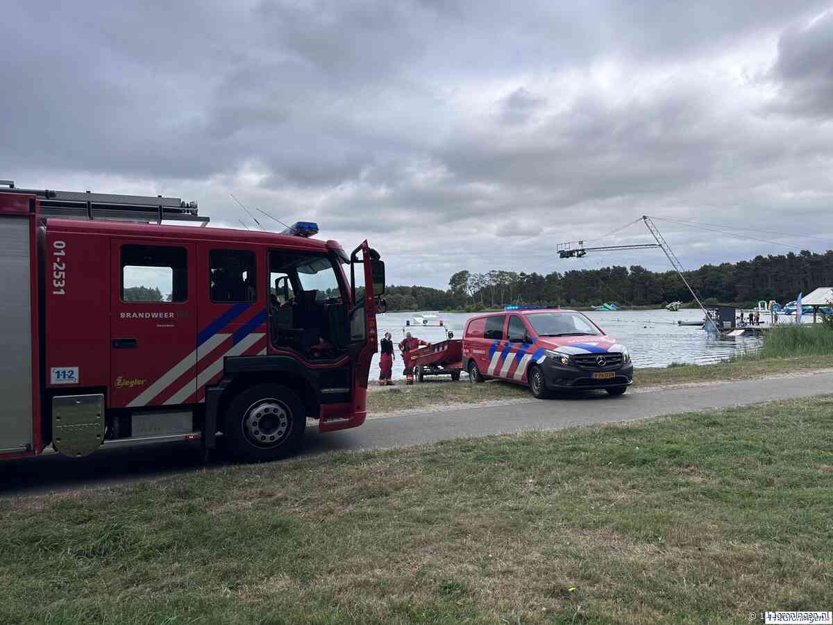 Persoon te water in Veendam, hulpdiensten rukken uit