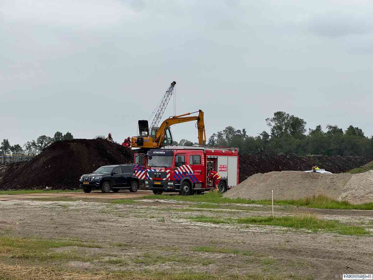 Mobiele kraan vat vlam op bouwplaats in Scheemda