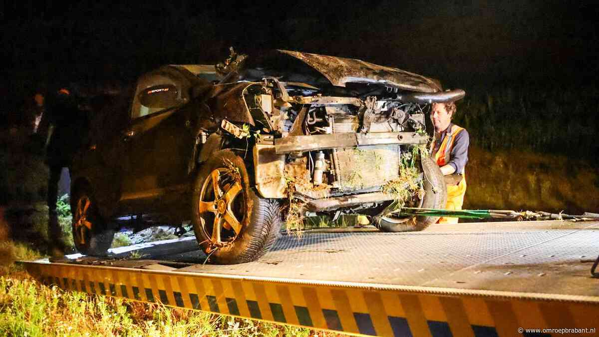 Auto met kinderen belandt in sloot op A50, vijf personen naar ziekenhuis