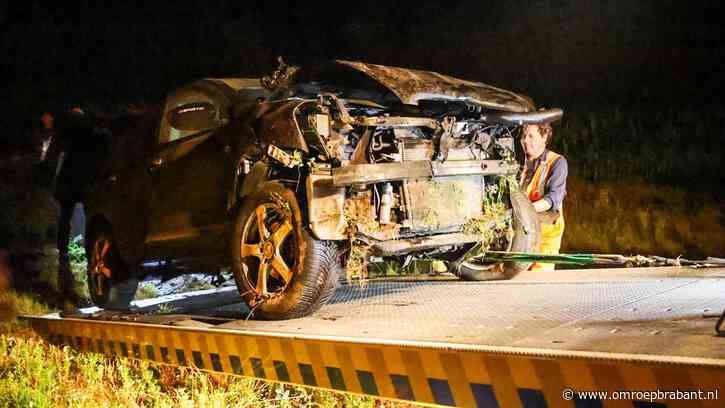 Auto met kinderen belandt in sloot op A50, vijf personen naar ziekenhuis