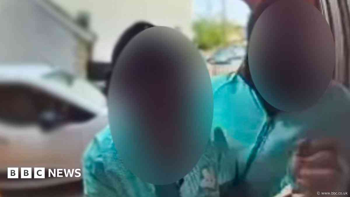 Armed would-be burglars pose as Deliveroo drivers
