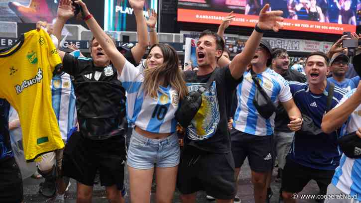 [VIDEOS] "¡El que no salte es español!": Los argentinos colmaron Times Square previo a la final