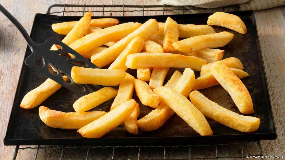 Oven chips become more delicious when coated in 1 ingredient after cooking