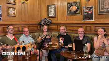 Ukulele club in pub creates 'instant friendships'