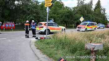 Erneut schwerer Motorradunfall in Bayern: Biker (16) prallt gegen abbiegenden Traktor