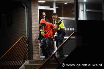 Persoon neergestoken in trappenhuis, verdachte aangehouden
