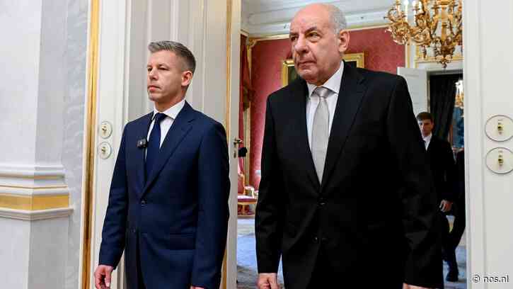 President Hongarije en Orbán-adept tekent wet waardoor hij nu zelf op straat staat