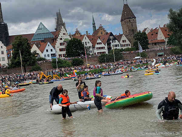 Schwörmontag in Ulm: Nabada bei Niedrigwasser – gemächlich die Donau hinunterschippern - und am besten Knie anziehen