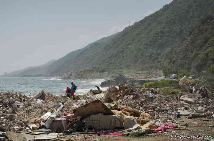 El gobierno ubica escombros a la orilla del mar, pero dice que es temporal