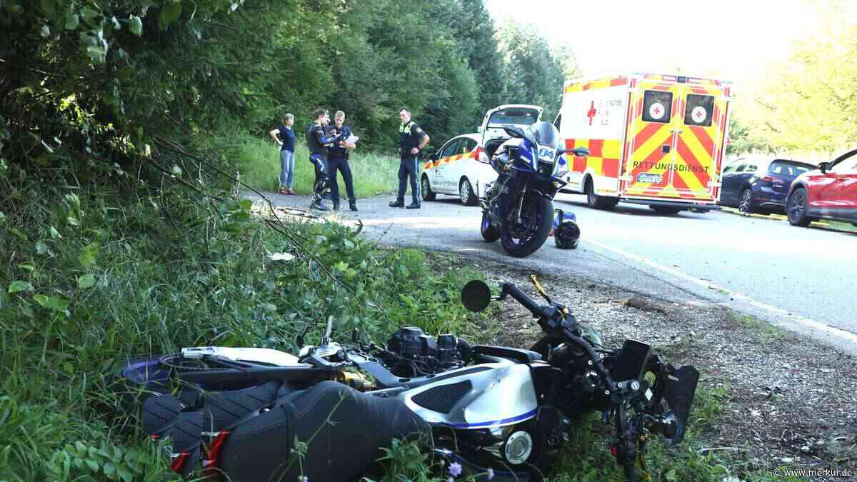 Kontrolle verloren und 15 Meter durch die Luft geflogen: Motorradfahrer (24) bei Unfall schwer verletzt