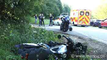 Kontrolle verloren und 15 Meter durch die Luft geflogen: Motorradfahrer (24) bei Unfall schwer verletzt
