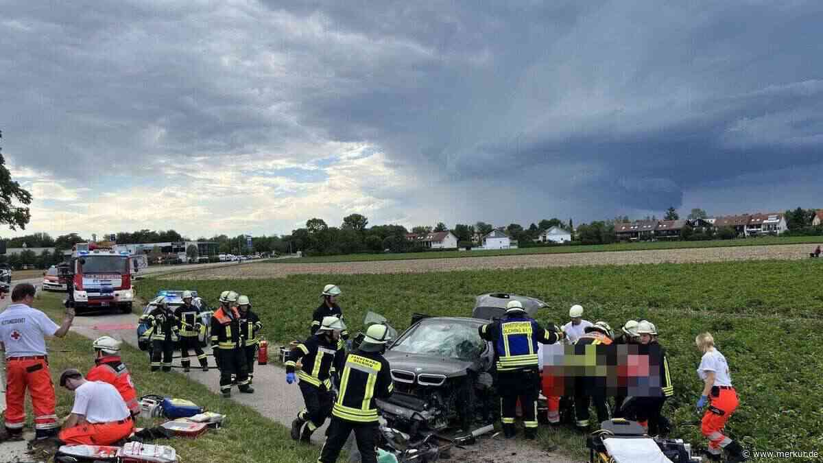 Autos stoßen frontal zusammen: BMW von Fahrbahn geschleudert – Rettungshubschrauber im Einsatz
