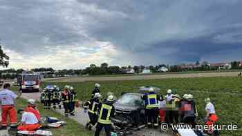Autos stoßen frontal zusammen: BMW von Fahrbahn geschleudert – Rettungshubschrauber im Einsatz