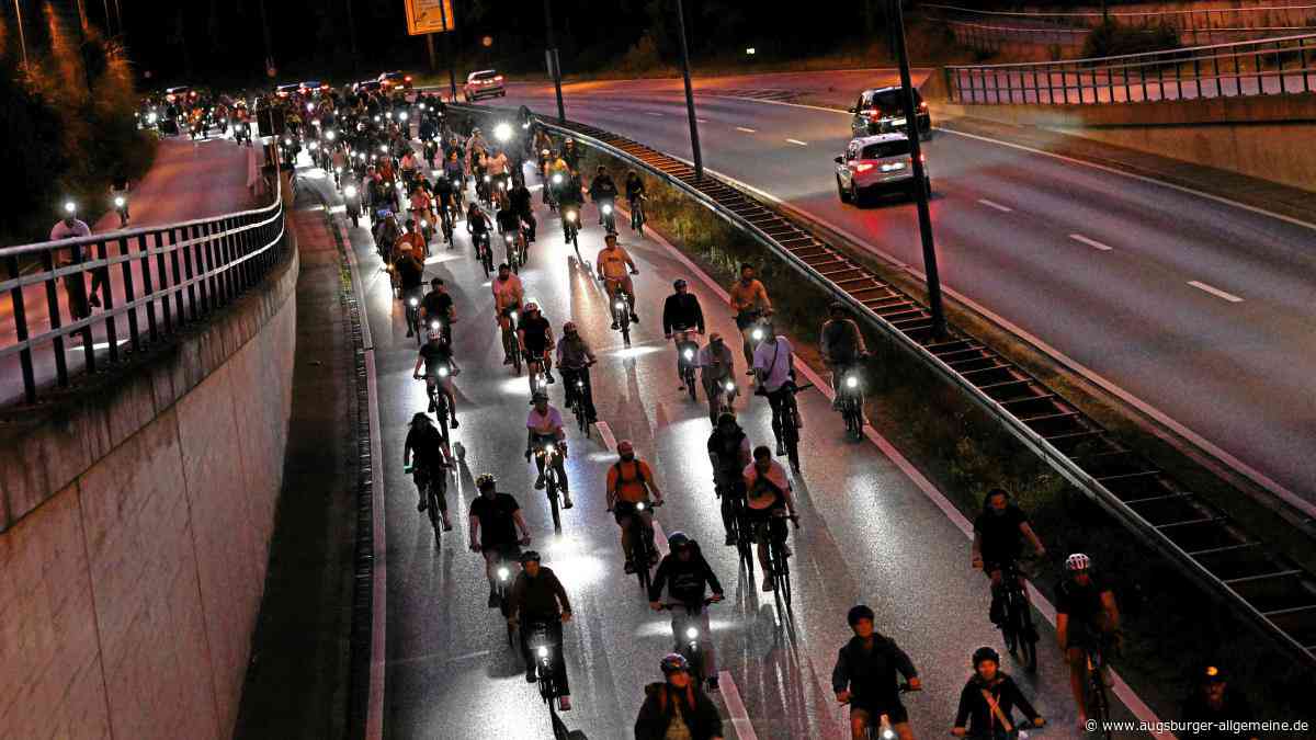 Fast 5000 Menschen radeln bei Augsburger Radlnacht über die B 17