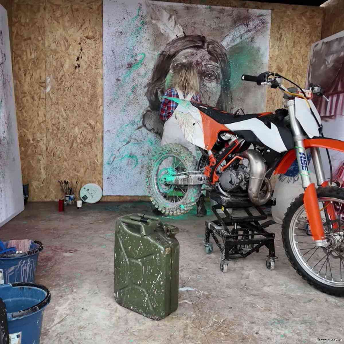Kunstcrossen verandert motorgeweld in schilderkunst op de Zwarte Cross