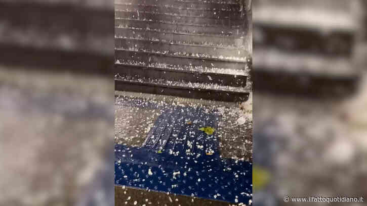 Violenta grandinata a Milano, strade e scale delle metropolitane imbiancate dai chicchi giganti – Video