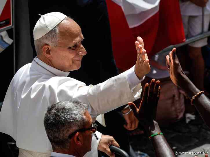 L'angelus di Leone: "Dio non si impone con la forza. La Chiesa si faccia piccola"