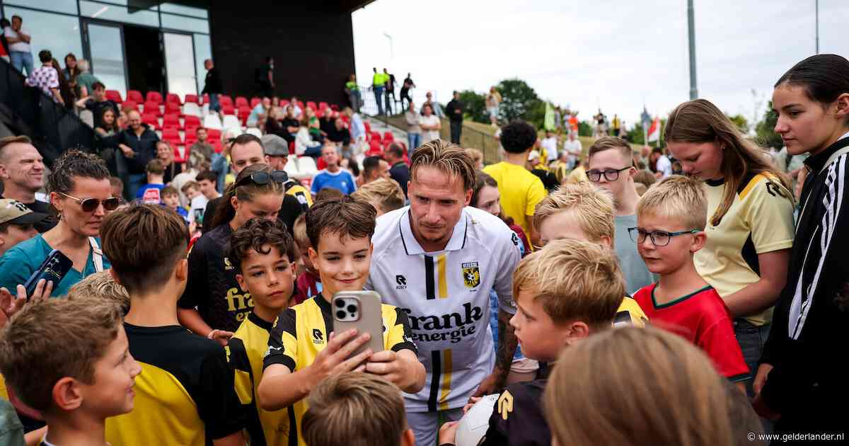 Alexander Büttner over zijn dubbelrol bij Vitesse: ‘We zullen zien hoe vaak ik deel uitmaak van de staf’