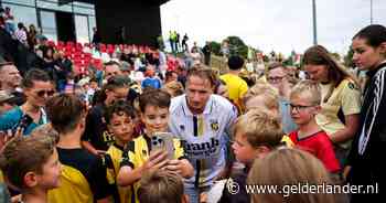 Alexander Büttner over zijn dubbelrol bij Vitesse: ‘We zullen zien hoe vaak ik deel uitmaak van de staf’