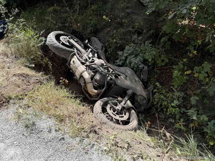 Motorrijder belandt met gloednieuwe motor in de sloot na slip in de berm