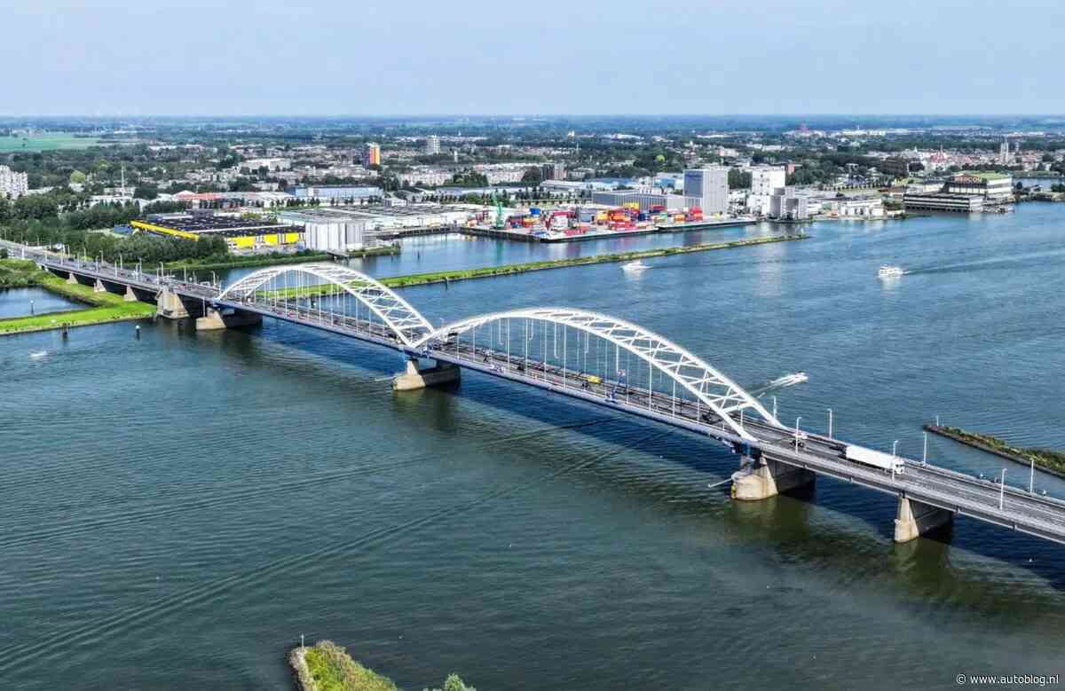 Blijf weg van de Merwedebrug, ik herhaal, blijf weg!