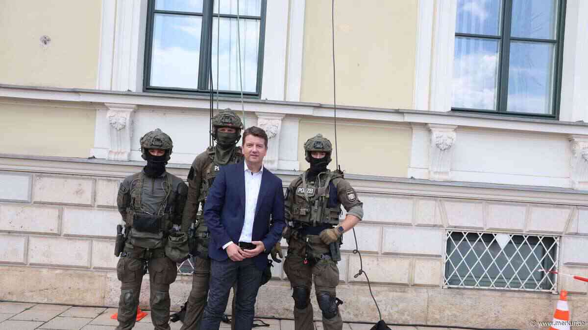 80 Jahre Bayerische Polizei: Spezialkommando beeindruckt mit riskanter Aktion am Odeonsplatz