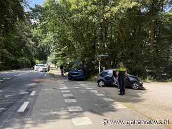 Twee auto’s botsen op elkaar