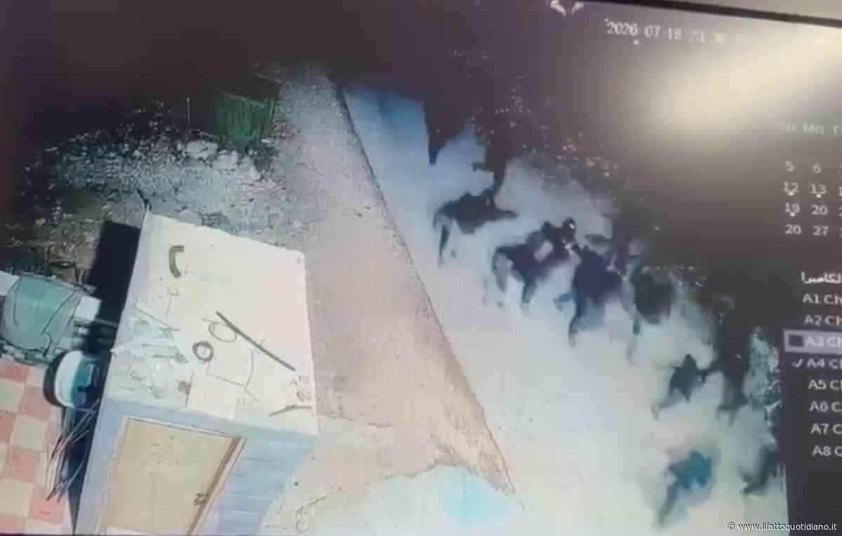 Coloni israeliani fanno irruzione nel villaggio a Masafer Yatta e danno fuoco alla moschea e ad alcune abitazioni