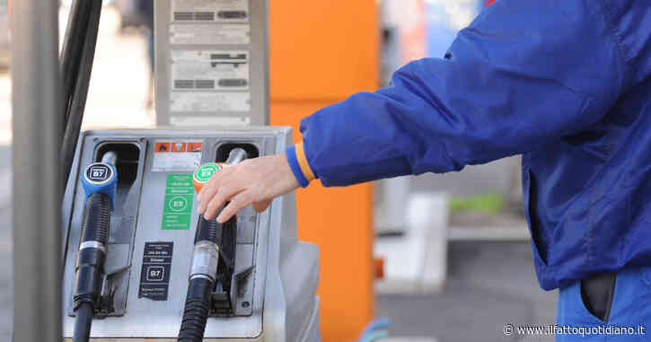 Italiani verso le vacanze mentre i carburanti continuano a rincarare: pieno sopra i 2 euro al litro