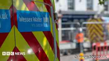 Almost 1,000 homes without water and school closed due to burst main