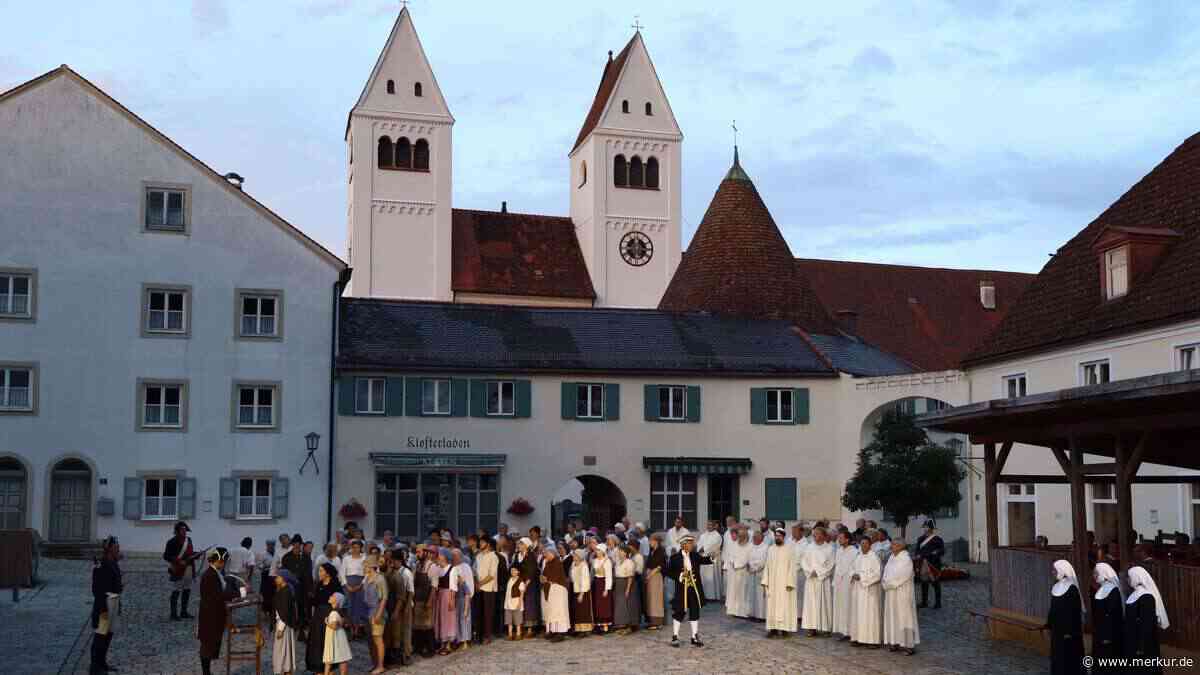 Vor 700 Zuschauern: Historisches Freilichtspiel „Welfs Erbe" feiert gelungene Premiere – Ehrung für Spielleiter