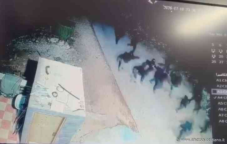 Coloni israeliani fanno irruzione nel villaggio di Masafer Yatta e danno fuoco alla moschea e ad alcune abitazioni