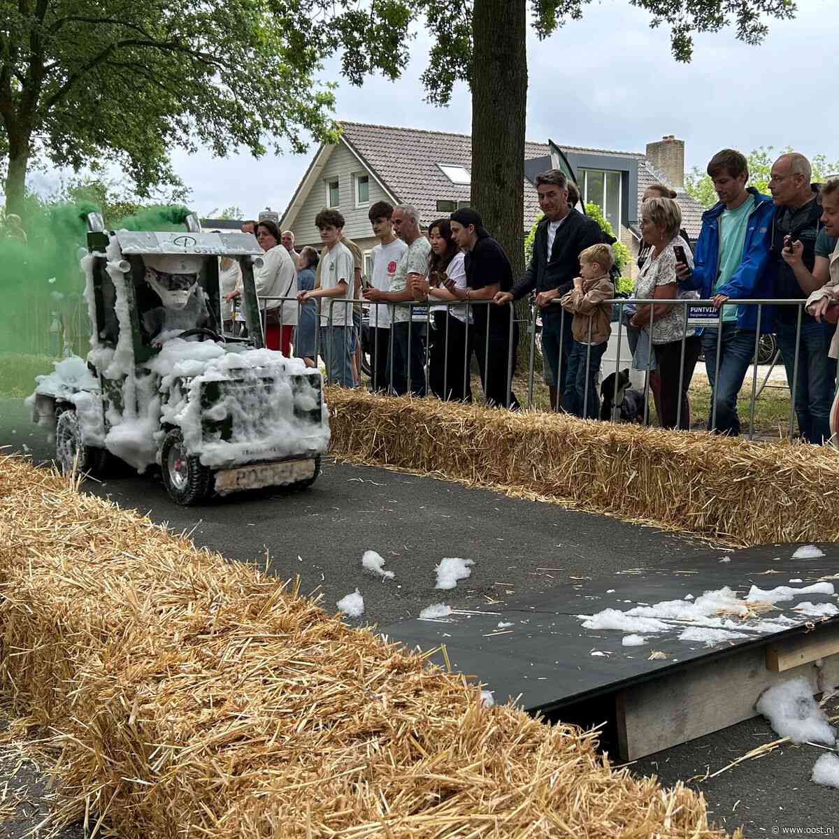Oldenzalers sjezen in zelfgemaakte zeepkisten door de straat: 'Best spannend'