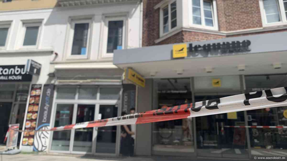 Einsturzgefahr: Sachsentor vor Kosmetikstudio weiträumig abgesperrt