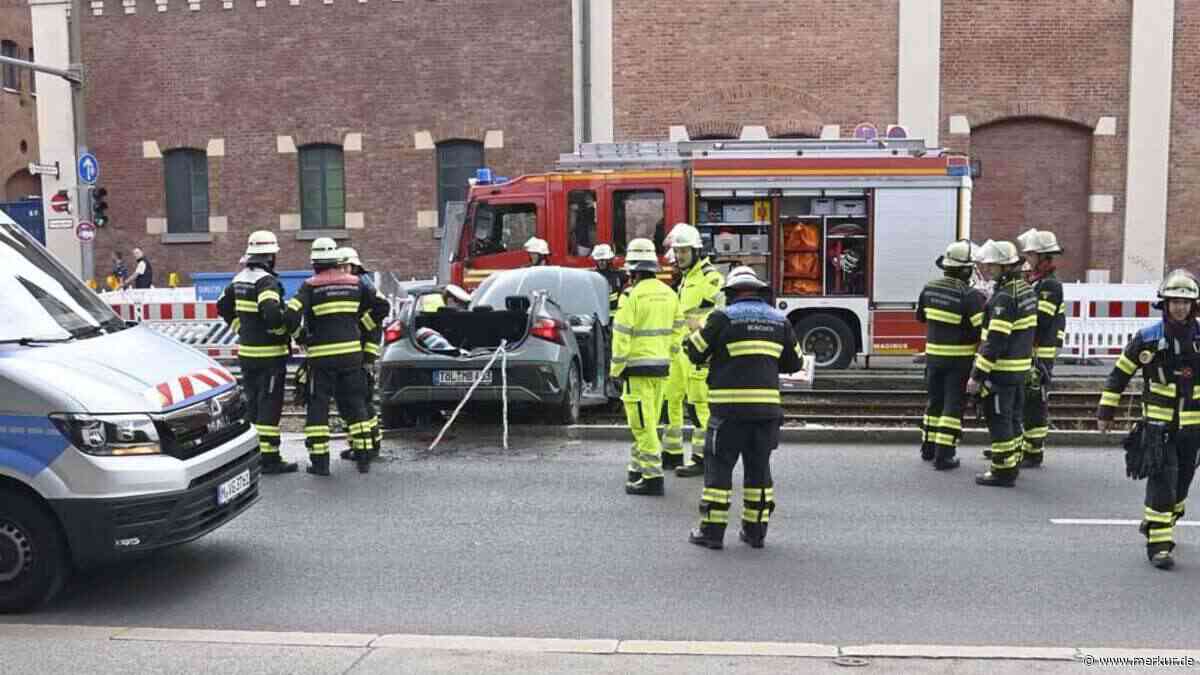 Auto kollidiert mit Tram und wird mitgeschleift – die Bilder des Rettungseinsatzes