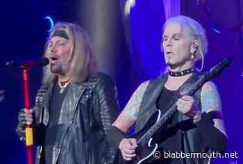 Watch: MÖTLEY CRÜE Performs In Darien Center, New York During 'The Return Of Carnival Of Sins' Tour
