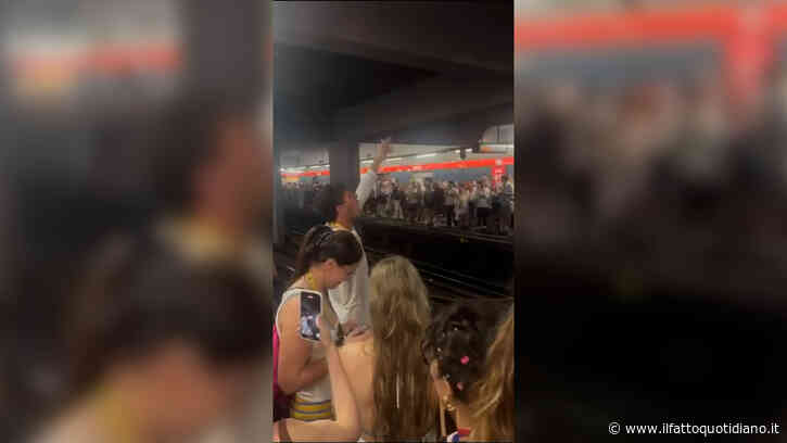 Concerto di Bad Bunny annullato per la grandine, la festa di sposta in metropolitana: decine di fan cantano aspettando il treno – Video
