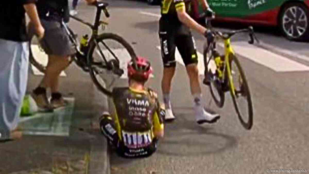 Choc Vingegaard: cade, va in ospedale in ambulanza e si ritira dal Tour de France. È finito a terra in una rotonda