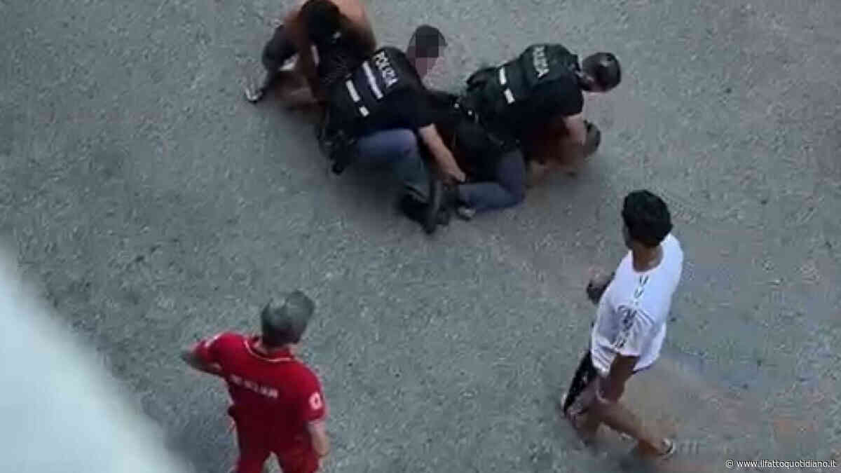 Bologna, 42enne muore durante un controllo della polizia: era stato ammanettato. In un video l’arresto e le urla: “Aiuto, basta”, poi il silenzio