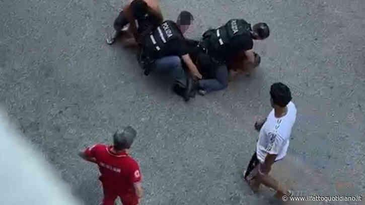 Bologna, 42enne muore durante un controllo della polizia: era stato ammanettato. In un video l’arresto e le urla: “Aiuto, basta”, poi il silenzio