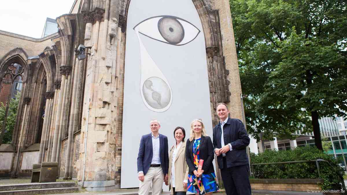 Wie Künstlerinnen und Künstler in einer Kirchenruine mit dem Feuer spielen