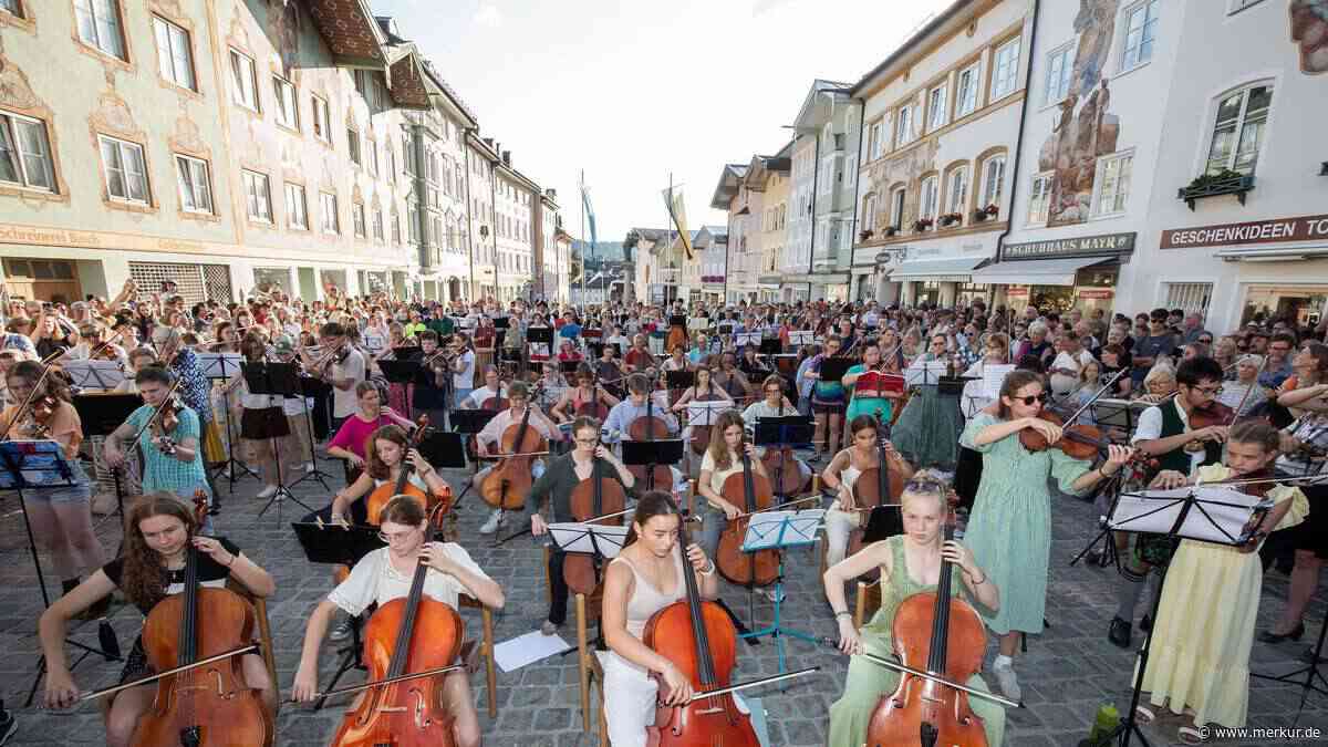 250 Musiker spielen bei „Common Symphony" in der Marktstraße