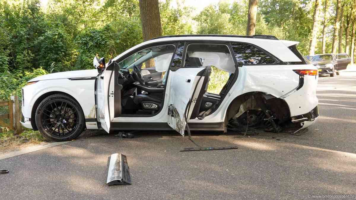 Ravage en gewonde nadat taxi en auto met elkaar botsen